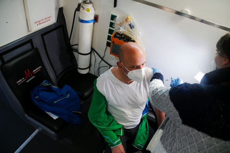 &copy; Reuters. رجل يحصل على تطعيم ضد كوفيد-19 في كولونيا بألمانيا يوم 19 مايو ايار 2021. تصوير: ليون كوجلر - رويترز. 