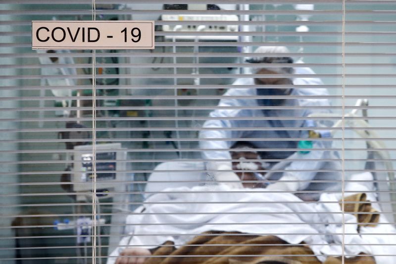 &copy; Reuters. Paciente com Covid-19 em UTI de hospital em Porto Alegre (RS) 
19/11/2020
REUTERS/Diego Vara