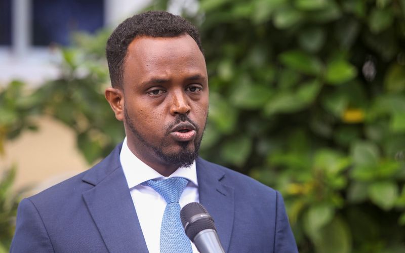 © Reuters. عبد الرحمن يوسف نائب وزير الإعلام الصومالي يتحدث خلال مؤتمر صحفي في مقديشو يوم الخميس. تصوير: فيصل عمر - رويترز. 