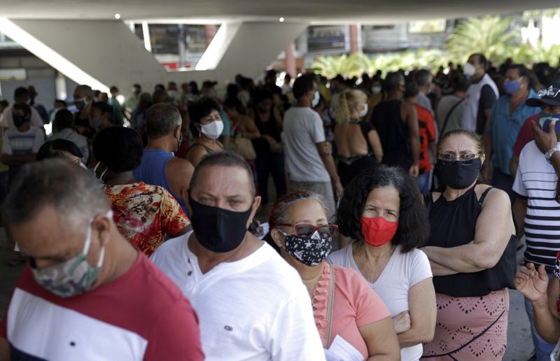 &copy; Reuters. FOTO DE ARCHIVO: Ciudadanos esperan recibir una dosis de la vacuna contra la enfermedad del coronavirus de AstraZeneca, durante un día de vacunación para ciudadanos de 57 años o más, en Duque de Caxias, cerca de Río de Janeiro, Brasil, el 21 de abril