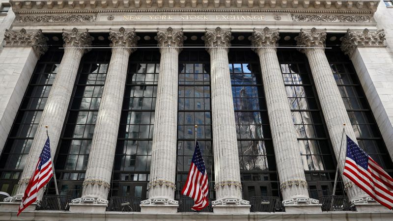 &copy; Reuters. 　５月６日の米国株式市場はダウ工業株３０種が終値で最高値を更新。週間の米新規失業保険申請件数の改善が追い風となった。３月、ニューヨーク証券取引所で撮影（２０２１年　ロイタ