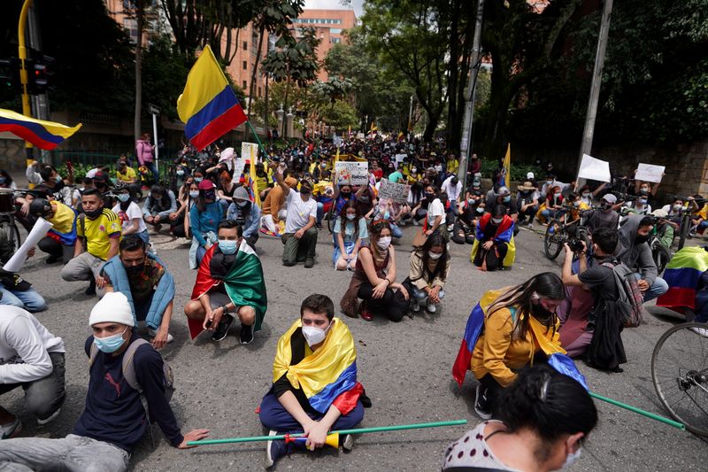 © Reuters. Imagen del día de manifestantes participando en una protesta contra la pobreza y la violencia policial en Bogotá, Colombia, Mayo 6, 2021.  REUTERS/Nathalia Angarita  NO REVENTA. NO ARCHIVOS