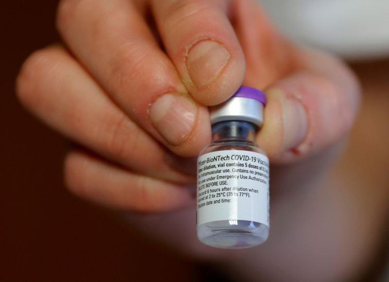 &copy; Reuters. FILE PHOTO: A medical worker handles a vial of the Pfizer-BioNTech Covid-19 vaccine at the Korian Samarobriva Ehpad  (care home centre for ederly people) in Amiens, as the spread of the coronavirus disease (COVID-19) continues in France, January 7, 2021. 