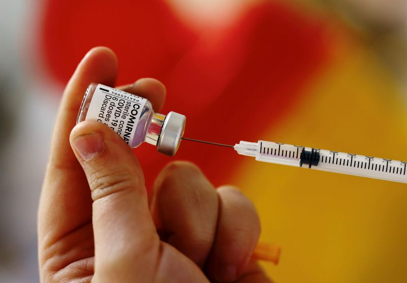 © Reuters. FILE PHOTO: A medical worker prepares a dose of the 