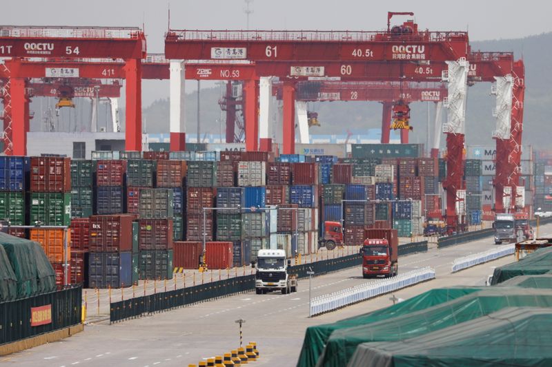 &copy; Reuters. 　中国税関当局が７日発表した４月の貿易統計によると、輸出は前年比３２．３％増、輸入は同４３．１％増で市場予想を上回った。青島港で４月撮影（２０２１年　ロイター／Carlos Garcia R