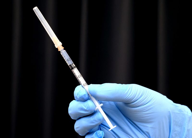 &copy; Reuters. FILE PHOTO: A syringe with a dose of the vaccine against the coronavirus disease (COVID-19) is displayed at the Tokyo Metropolitan Cancer and Infectious Diseases Center Komagome Hospital in Tokyo, Japan March 5, 2021. Yoshikazu Tsuno/Pool via REUTERS