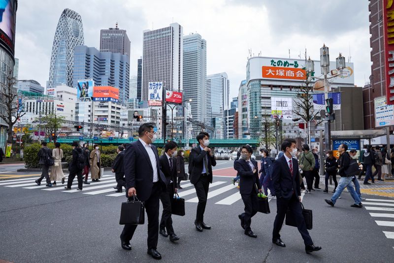 &copy; Reuters. Passanti nel distretto di Shinjuku a Tokyo.  REUTERS/Androniki Christodoulou