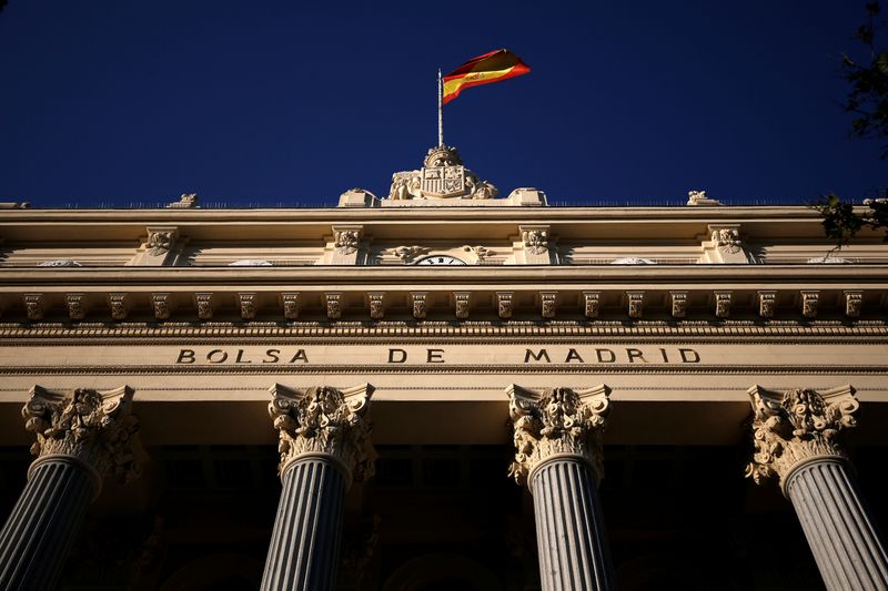 &copy; Reuters. Una bandera española ondea sobre la Bolsa de Madrid