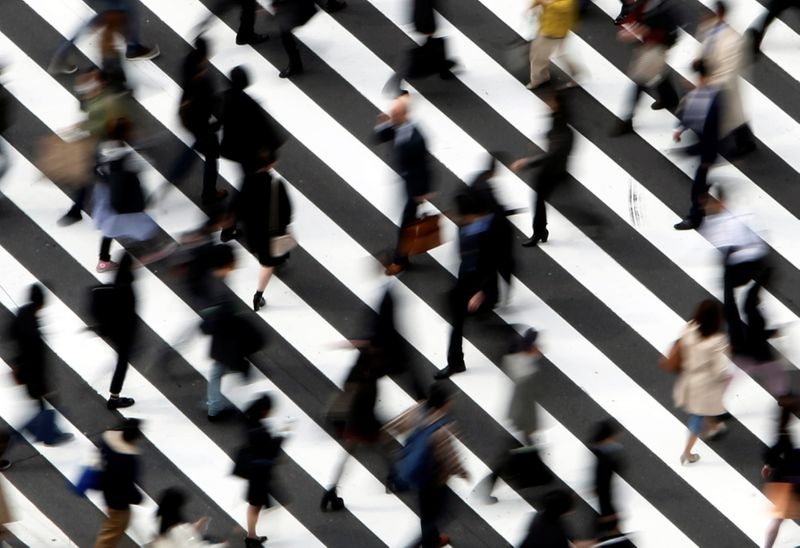 &copy; Reuters. 　５月７日、政府は、新型コロナウイルス感染症対策本部を開き、東京都・大阪府・京都府・兵庫県に発令している緊急事態宣言の対象に福岡県と愛知県を追加し、期限を５月末まで延長す