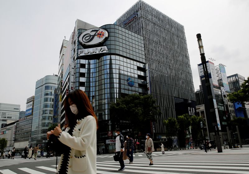 &copy; Reuters. أشخاص يضعون كمامات يسيرون في منطقة تسوق في طوكيو يوم 25 أبريل نيسان 2021. تصوير: كيم كيونج هوون - رويترز