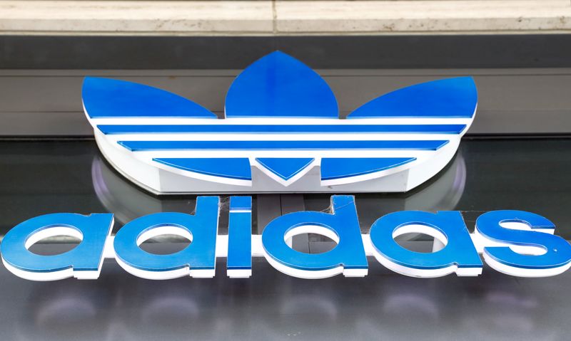 &copy; Reuters. Il logo Adidas presso un negozio a Berlino. REUTERS/Axel Schmidt