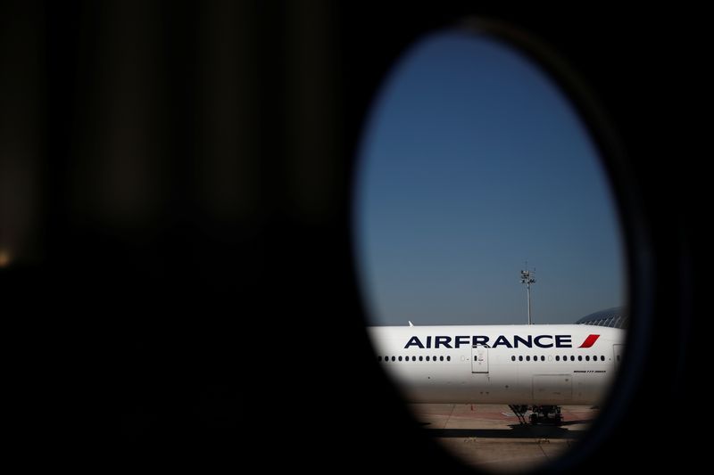 &copy; Reuters. L'autorité chinoise de l'aviation a annoncé vendredi qu'elle suspendait pour deux semaines supplémentaires les vols de la compagnie Air France, filiale du groupe Air France-KLM, en provenance de Paris vers Shanghai à compter du 24 mai, en raison de ca