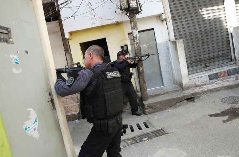 &copy; Reuters. Policiais apontam suas armas durante operação na favela do Jacarezinho no Rio de Janeiro
06/05/2021 REUTERS/Ricardo Moraes