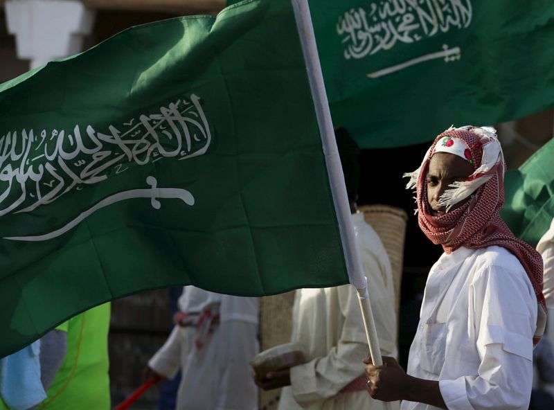 &copy; Reuters. سعودي يلوح بالعلم السعودي في الرياض بصورة من أرشيف رويترز.