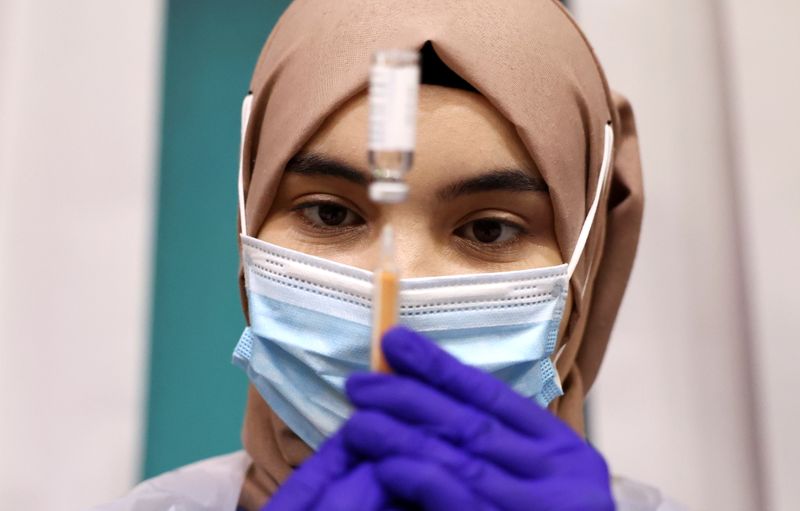 &copy; Reuters. Una trabajadora médica prepara una inyección con una dosis de la vacuna contra el coronavirus de AstraZeneca, en un centro de vacunación en la mezquita de Baitul Futuh, durante la epidemia coronavirus (COVID-19), en Londres, Reino Unido, 28 de marzo de