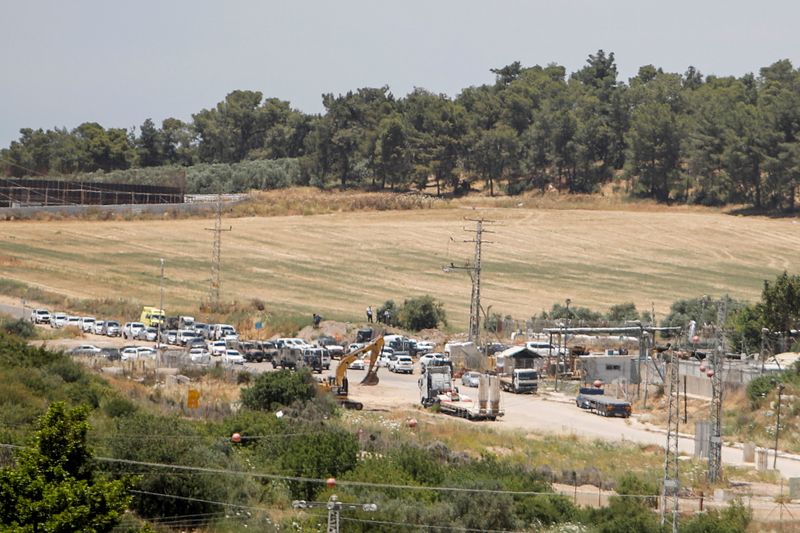 &copy; Reuters. موقع الحادث الأمني في قاعدة عسكرية إسرائيلية بالقرب من جنين يوم الجمعة. تصوير: موسى قواسمة - رويترز