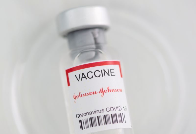 &copy; Reuters. FOTO DE ARCHIVO: Un vial con la etiqueta "Vacuna Johnson&Johnson coronavirus COVID-19" en inglés en esta imagen de ilustración tomada el 2 de mayo de 2021. REUTERS/Dado Ruvic