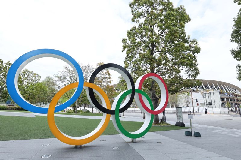 © Reuters. FILE PHOTO: Apr 6, 2021; Tokyo, JAPAN; General view of the Olympic rings sculpture near the Japan National Stadium in preparation for the Tokyo 2020 Olympic Summer Games set to begin in July 2021. Mandatory Credit: Yukihito Taguchi-USA TODAY Sports