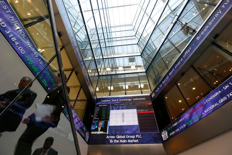 &copy; Reuters. Wall Street est attendue en hausse et les Bourses européennes progressent vendredi à mi-séance. À Paris, le CAC 40 gagne 0,26%. À Francfort, le Dax monte de 1,3% et à Londres, le FTSE prend 0,8%. /Photo d'archives/REUTERS/Stefan Wermuth