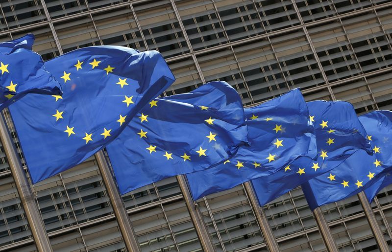 &copy; Reuters. Las banderas de la Unión Europea ondean frente a la sede de la Comisión de la UE en Bruselas, Bélgica, 5 de mayo de 2021. REUTERS/Yves Herman
