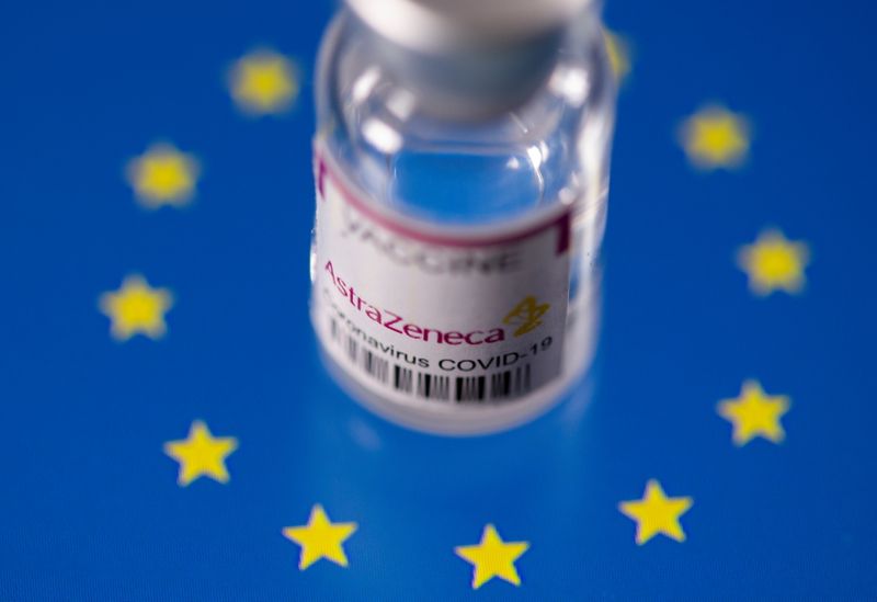 &copy; Reuters. En esta foto de ilustración se ve un frasco con la etiqueta &quot;AstraZeneca coronavirus disease (COVID-19) vaccine&quot; colocado en una bandera de la UE