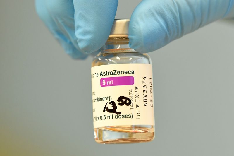&copy; Reuters. Un vial con la vacuna COVID-19 de AstraZeneca en Grevesmuehlen