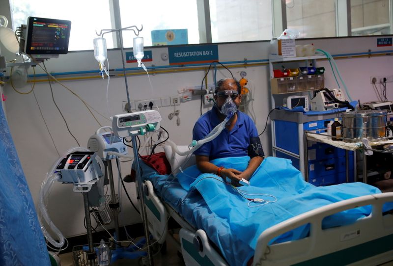 © Reuters. A man suffering from coronavirus disease (COVID-19), receives treatment as a Syringe Infusion Pump, donated by France is seen next to his bed, inside the emergency room of Safdarjung Hospital in New Delhi, India, May 7, 2021. REUTERS/Adnan Abidi