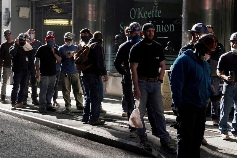 &copy; Reuters. Trabalhadores de construção fazem fila para tirar temperatura ao volta ao trabalho do almoço em Nova York., November 10, 2020. REUTERS/Carlo Allegri