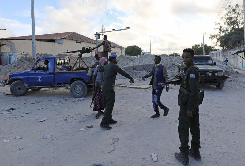 &copy; Reuters. الرائد ديني أحمد المتحدث باسم القوات الداعمة للمعارضة في الصومال يحيي موالين بعد مقابلة في مقديشو يوم الخامس من مايو أيار 2021. تصوير: فيصل عم