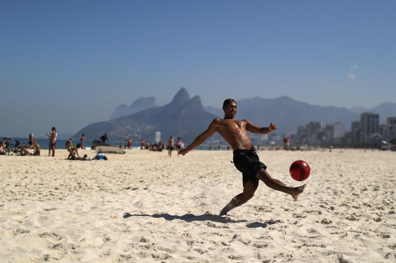 &copy; Reuters. Homem brinca com bola na praia de Ipanema durante pandemia de Covid-19 no Rio de Janeiro
08/08/2020 REUTERS/Pilar Olivares