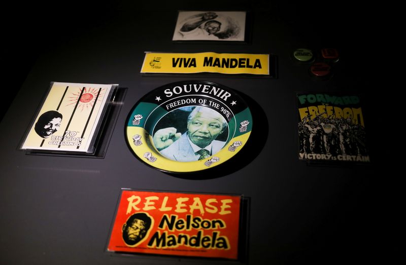 &copy; Reuters. Memorabília com o rosto de Nelson Mandela no Museu do Apartheid em Johanesburgo
07/04/2021 REUTERS/Siphiwe Sibeko