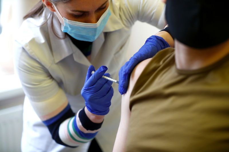 &copy; Reuters. Vacinação contra Covid
REUTERS/Ints Kalnins