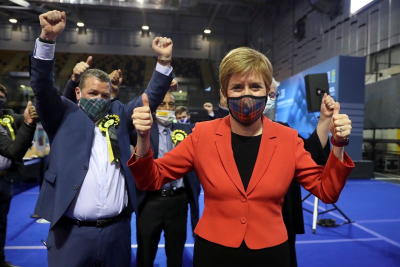 © Reuters. Scottish First Minister Nicola Sturgeon gestures as she visits a counting centre as votes are counted for the Scottish Parliamentary election, in Glasgow, Scotland, Britain, May 7, 2021. REUTERS/Russell Cheyne