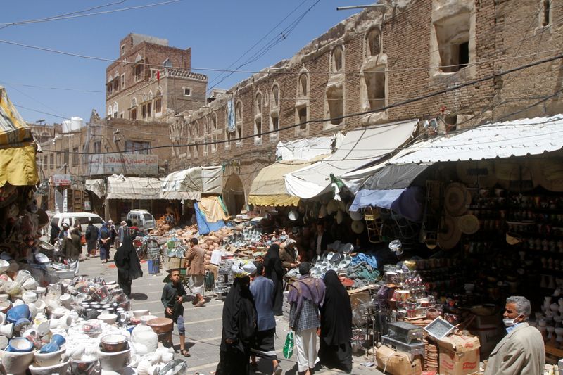 &copy; Reuters. FILE PHOTO: People shop at a market in the old quarter of Sanaa