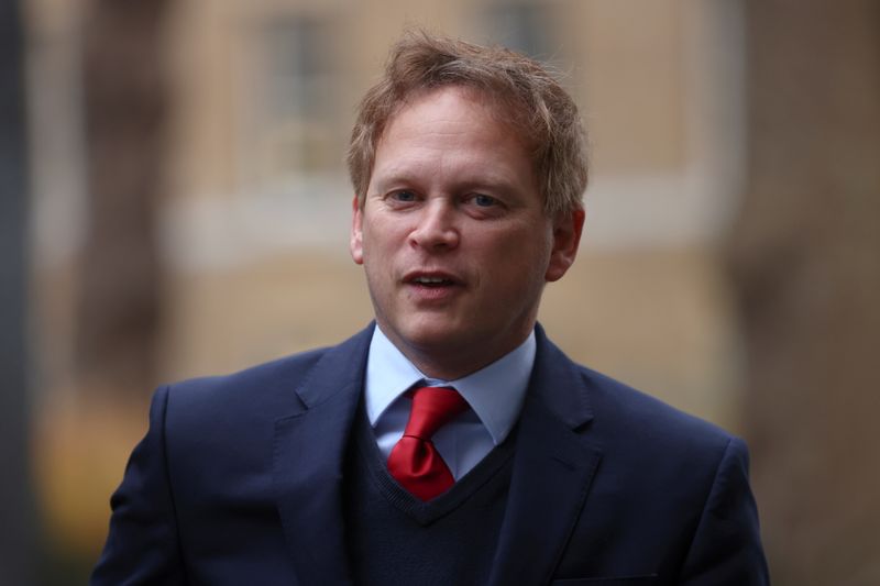 &copy; Reuters. FILE PHOTO: Britain's Transport Secretary Grant Shapps arrives at Downing Street, in London, Britain, December 8, 2020. REUTERS/Simon Dawson/File Photo