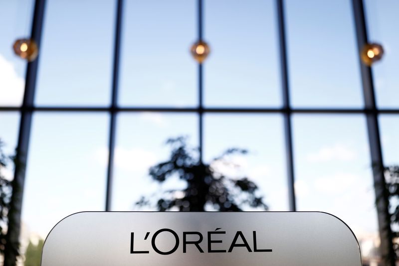 &copy; Reuters. FILE PHOTO: A L'Oreal logo is seen at the company's offices in Levallois-Perret, near Paris, France, May 7, 2021. REUTERS/Christian Hartmann