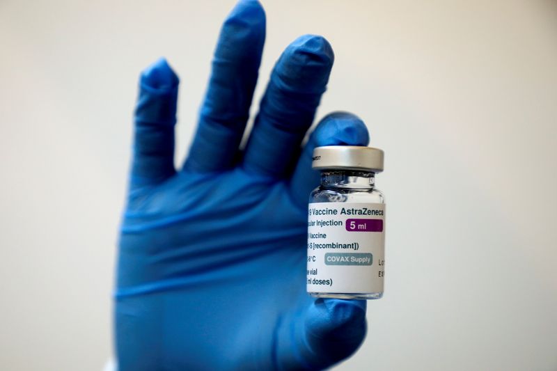 &copy; Reuters. Foto de archivo de un trabajador médico con un vial de la vacuna de AstraZeneca para el COVID-19 
May 5, 2021 REUTERS/Lim Huey Teng/ 
