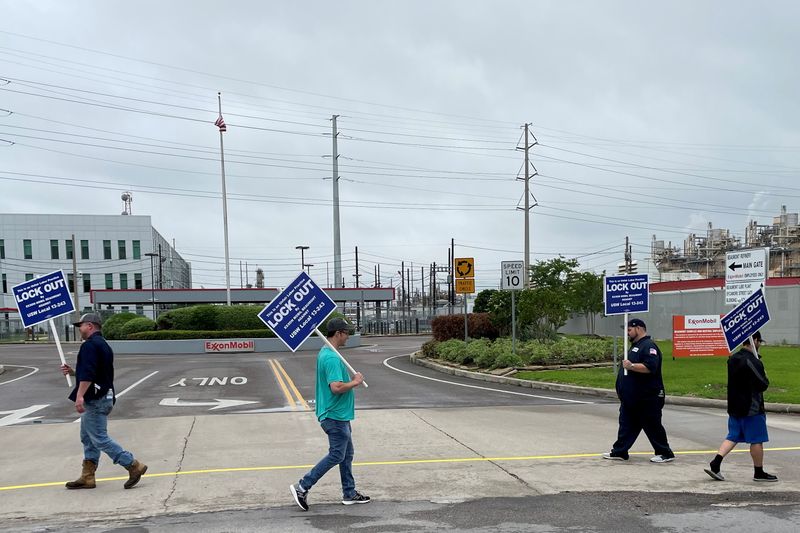 &copy; Reuters. FILE PHOTO: United Steelworkers (USW) union members picket outside Exxon Mobil's oil refinery amid a contract dispute in Beaumont, Texas, U.S., May 1, 2021. REUTERS/Erwin Seba