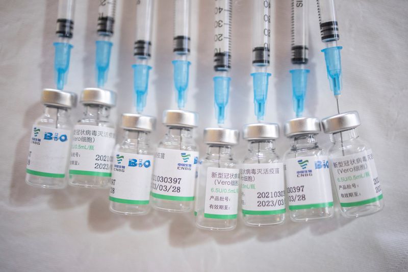 &copy; Reuters. 世界保健機関は７日、中国国有製薬大手シノファームが開発した新型コロナウイルスワクチンの緊急使用を承認した。写真は５月４日、セルビアのクラグイェバツで撮影（２０２１年　ロイ