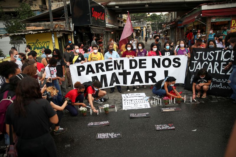 &copy; Reuters. Manifestantes participam de protesto em entrada do Jacarezinho após mortes em operação policial
7/5/2021 REUTERS/Ricardo Moraes