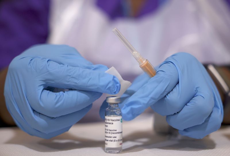 &copy; Reuters. 英アストラゼネカ製の新型コロナウイルスワクチンを巡り、英国が７日、使用を制限する一方、ドイツは希望者全員への接種を認めるなど対応が分かれた。写真は３月２８日、ロンドンで撮