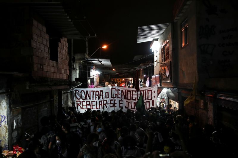 &copy; Reuters. Pessoas protestam contra a violência policial no Jacarezinho
07/05/2021
REUTERS/Ricardo Moraes