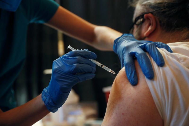 &copy; Reuters. IMAGEN DE ARCHIVO. Un trabajador de la Autoridad Metropolita del Transporte recibe la vacuna de Pfizer contra el COVID-19, en el distrito de Manhattan, Nueva York, EEUU, Marzo 10, 2021. REUTERS/Shannon Stapleton