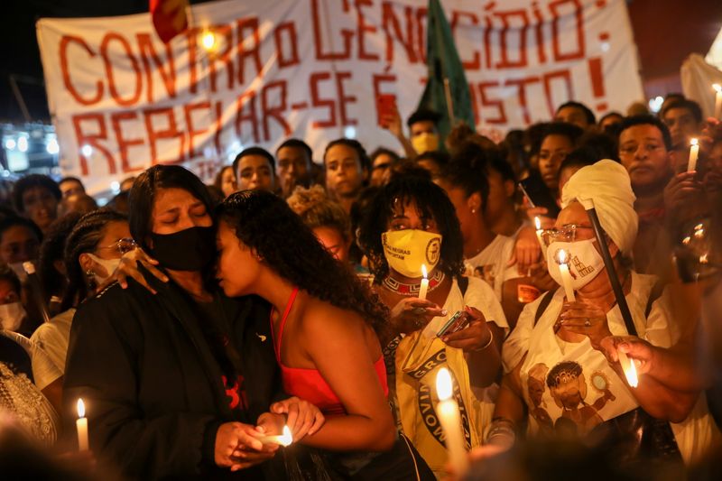 &copy; Reuters. Familiares de vítimas seguram velas em protesto contra violência policial no Jacarezinho
07/05/2021
REUTERS/Ricardo Moraes