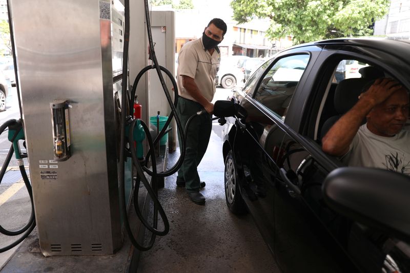 &copy; Reuters. Carro sendo abastecido em posto de combustíveis no Rio de Janeiro
REUTERS/Pilar Olivares