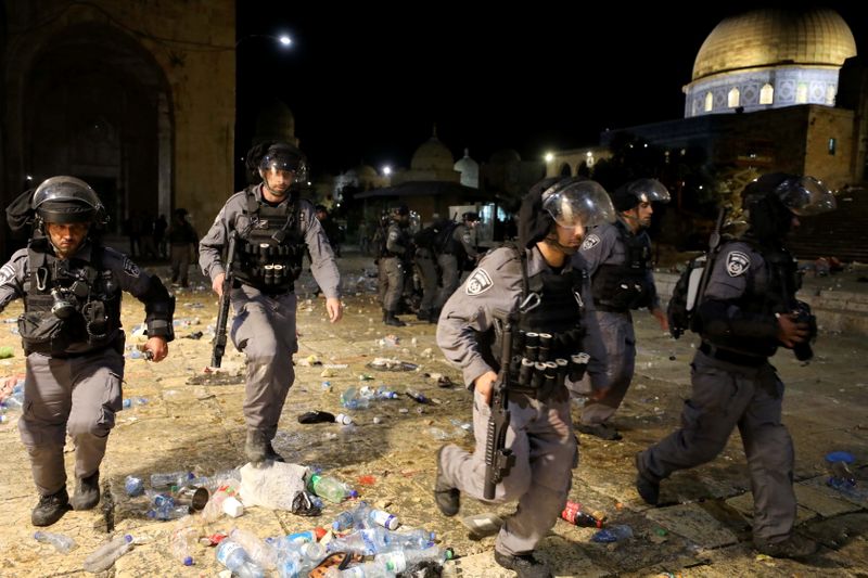 &copy; Reuters. FILE PHOTO: Israeli police run during clashes with Palestinians at the compound that houses Al-Aqsa Mosque, known to Muslims as Noble Sanctuary and to Jews as Temple Mount, amid tension over the possible eviction of several Palestinian families from homes