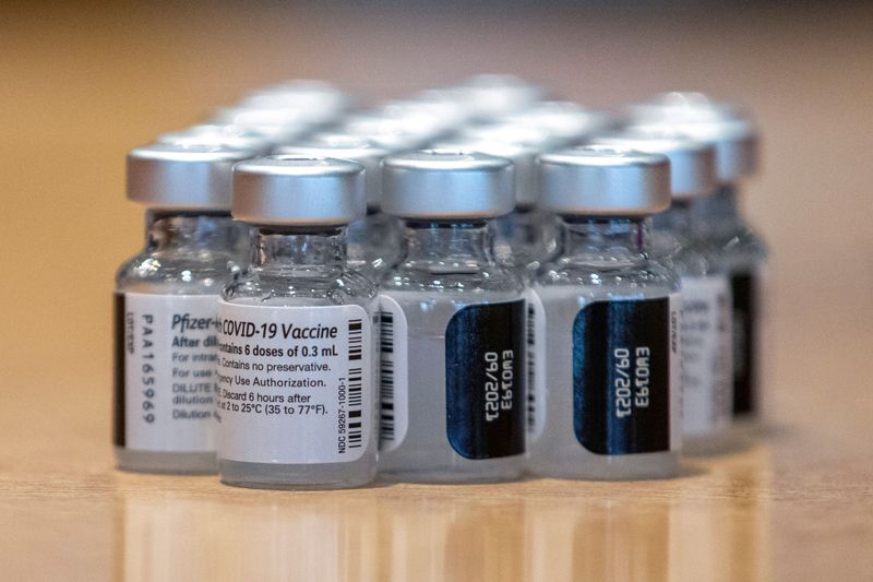 &copy; Reuters. زجاجات صغيرة تحتوي على لقاح فايزر المضاد لفيروس كورونا في أونتاريو يوم الخامس من مايو أيار 2021. صورة لرويترز.