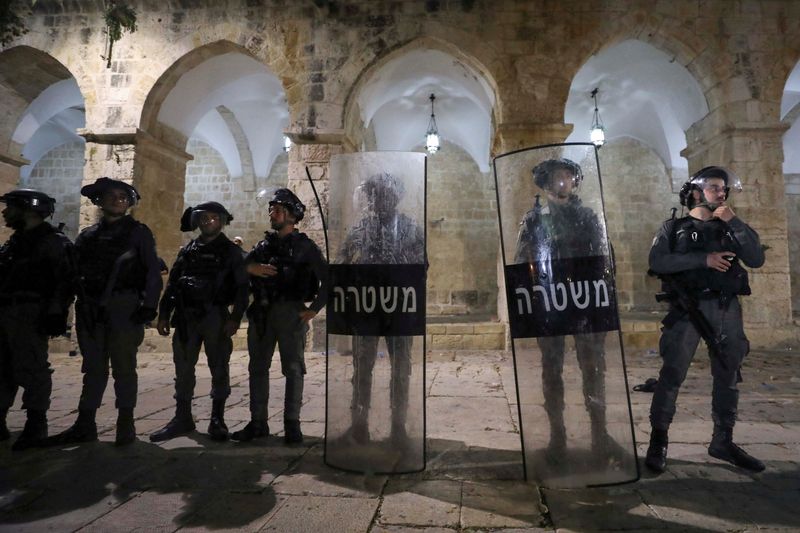 &copy; Reuters. أفراد من الشرطة الإسرائيلية أثناء اشتباكات مع فلسطينيين بالقرب من مسجد الأقصى في القدس يوم الجمعة. تصوير: عمار عواد - رويترز.