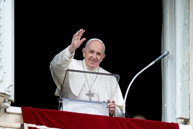 &copy; Reuters. FOTO DE ARCHIVO-El Papa Francisco saluda a los fieles en la Plaza de San Pedro durante el rezo del Regina Caeli en el Vaticano. 2 de mayo de 2021. Medios de comunicación del Vaticano/vía REUTERS