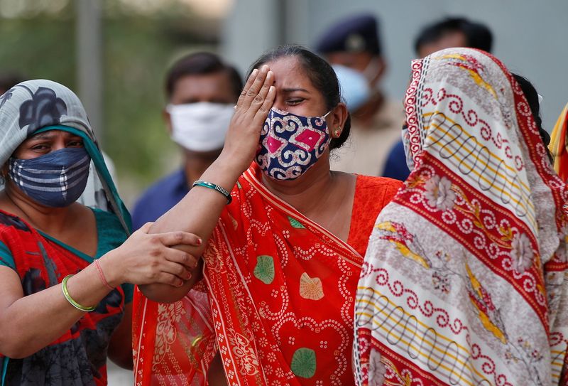 © Reuters. A woman mourns after her husband died due to the coronavirus disease (COVID-19) outside a mortuary of a COVID-19 hospital in Ahmedabad, India, May 8, 2021. REUTERS/Amit Dave